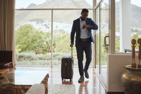 transfert hotel la reunion client regardant sa montre